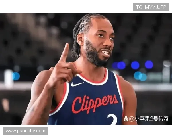 儿子竖起大拇指为小卡加油！字母哥赶紧按下教他拇指向下